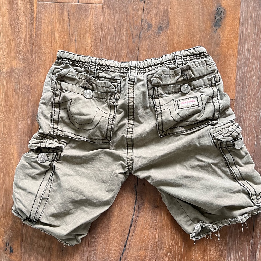 True Religion / Mens Size 38 / Cutoff Cargo Shorts